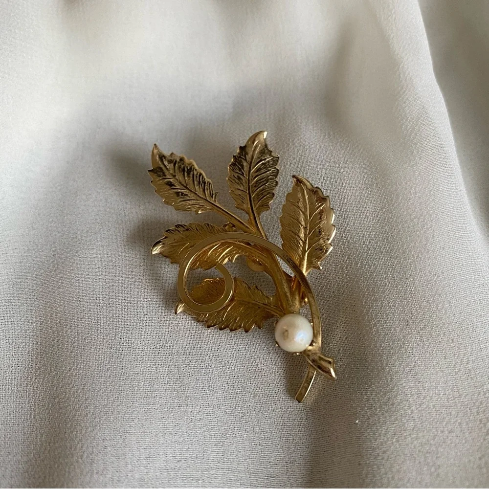 Vintage Gold‑Tone Leaf Brooch w/ Pearl Accent | Textured Pin